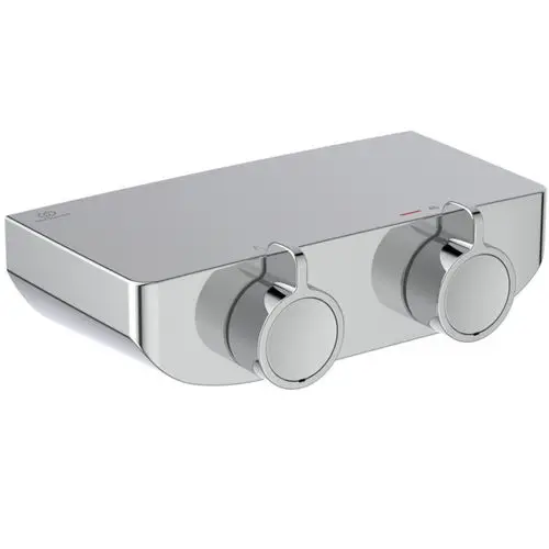 Brausethermostat von Ideal Standard in Chrom-Optik. Zwei Drehknöpfe zur Einstellung der Wassertemperatur. Flache, rechteckige Oberseite.